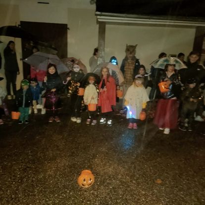 Petits diables, sorcières, fantômes prêts à réclamer des friandises aux habitants